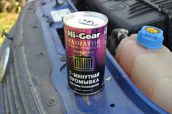 на фото промывка системы охлаждения при помощи Hi-Gear