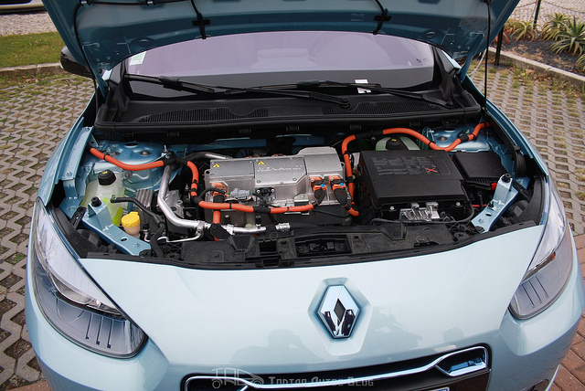 на фото электродвигатель Renault Fluence ZE