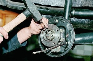 закерниваем гайку ступицы