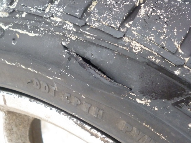 Повреждение автомобильной покрышки